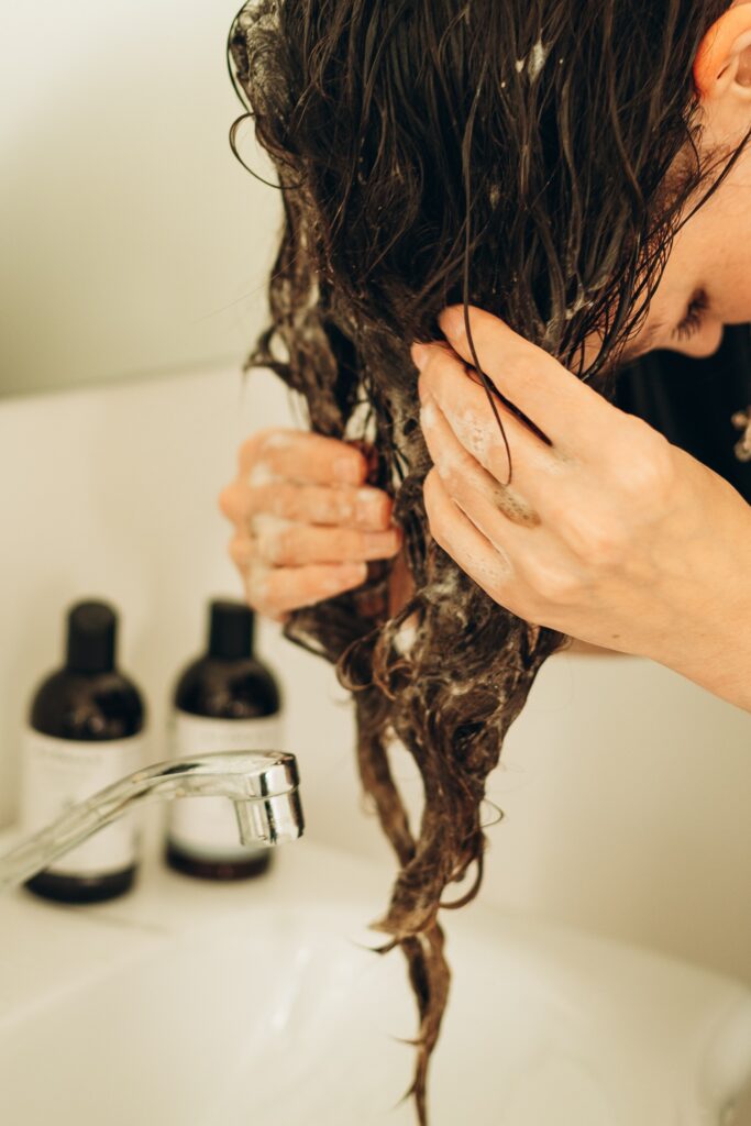 Hiusten ja päänahan hoito Acomax-tuotteilla